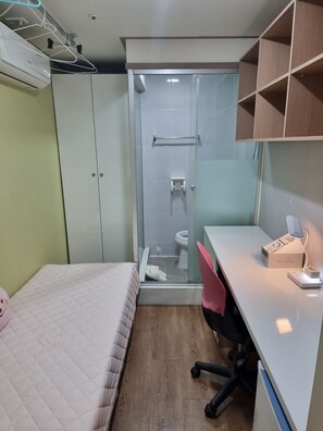 Individually furnished, desk, laptop workspace, free WiFi - Gangnam Best Dormitory (Seoul)