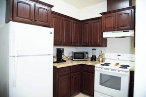Réfrigérateur, micro-ondes, plaque de cuisson, cafetière/bouilloire