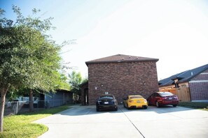 Unclassified image, 3 of 11, button - 3BD 2BT town suite minutes away Medical Center (Edinburg)