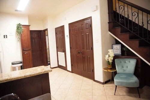 3BD 2BT town suite minutes away Medical Center