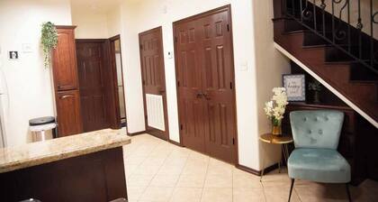 3BD 2BT town suite minutes away Medical Center