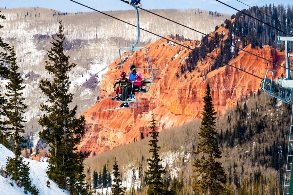Un télésiège transportant des passagers en montagne.