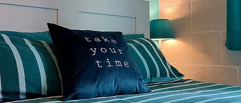 2 makuuhuonetta, työpöytä, silitysrauta/-lauta, vauvan matkasänky