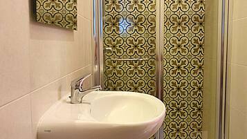 淋浴設備、風筒、番梘、廁紙