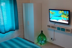 2 Schlafzimmer, Schreibtisch, Bügeleisen/Bügelbrett, Reisekinderbett