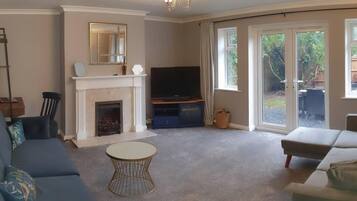 Apartment | Living area | Fireplace