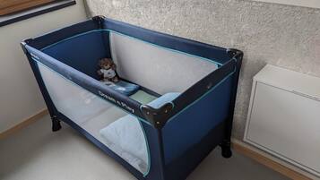 Een blauw en zwart spechassis met een teddybeer en een kussen.