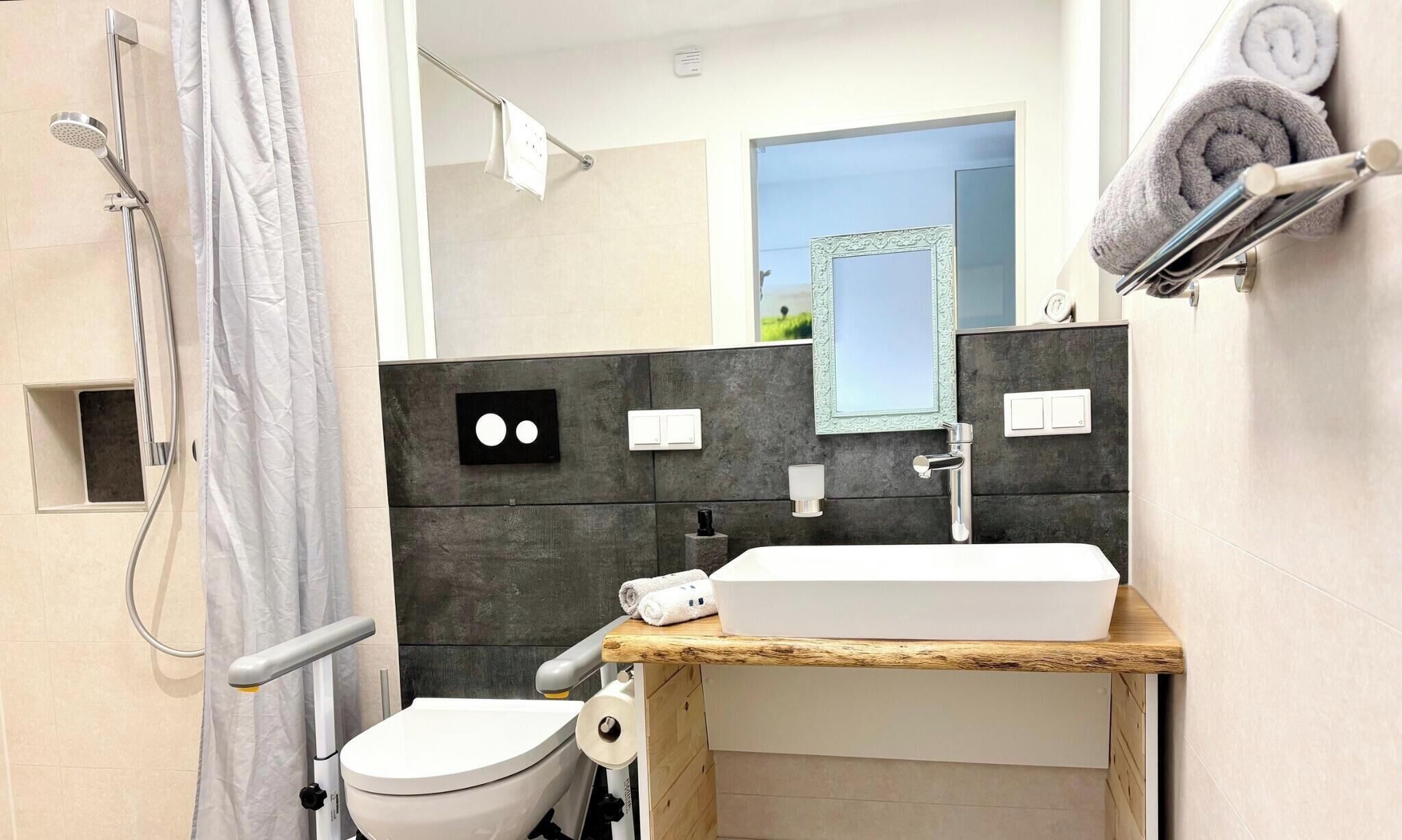 Ein modernes Badezimmer mit Dusche, Toilette und Waschbecken.