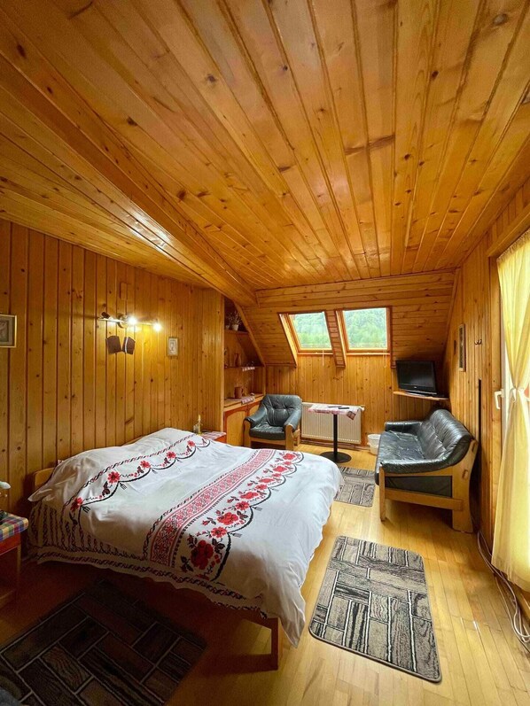8 bedrooms, WiFi, bed sheets