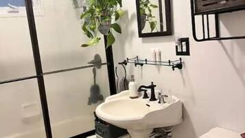 Sèche-cheveux, serviettes fournies, savon, papier toilette