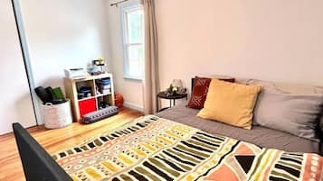 3 bedrooms, desk, travel crib, WiFi