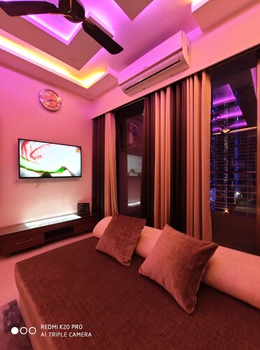 High Rise Apartment w/Parks, Badminton court, Swimming pool, Gym. Pet Friendly!