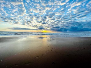 Plage, chaises longues, serviettes de plage