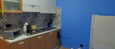 Fridge, microwave, oven, coffee/tea maker