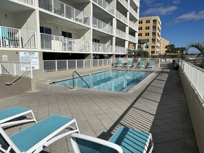 Utendørsbasseng og et oppvarmet basseng