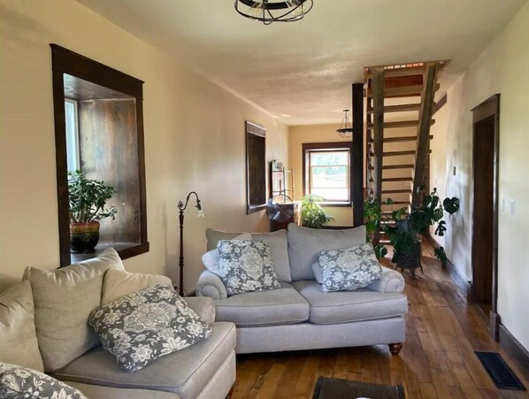 Smart-TV, Bücher, Stereoanlage