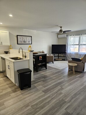 Interior - Cozy 2-bedroom house in beautiful North Rustico with WiFi, AC (North Rustico)