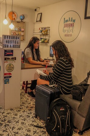 Reception - Urbana Hostel (Bogotá)