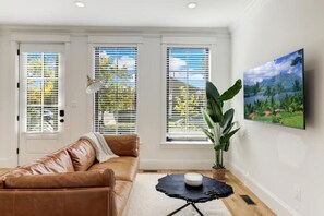 Living area - Gorgeous Newly Built 3BR Home in Alexandria (Alexandria)