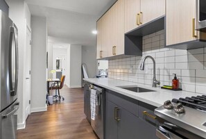 Geladeira, micro-ondas, fogão, cooktop