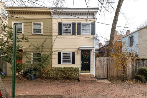 Charming 1920s Townhome in Old Town! 