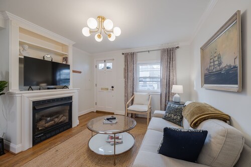 Charming 1920s Townhome in Old Town! 