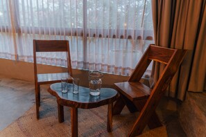 أغطية فراش متميزة ومكتب ومساحة عمل للكمبيوتر المحمول وستائر تعتيم