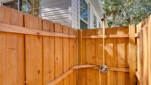 A wooden fence with a metal gate. - ‘The Hammock Cottage’ w/ Fire Pit < 1 Mi to Beach! (Palm Coast)