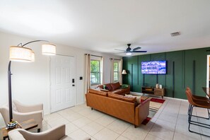 Living area - Rustic 3 BR Home Near Major Attractions! Kissimmee/Orlando (Kissimmee)