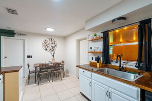 Private kitchen - Rustic 3 BR Home Near Major Attractions! Kissimmee/Orlando (Kissimmee)