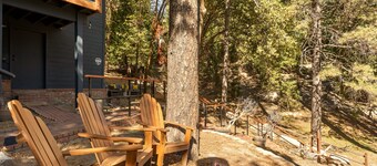 “Two Wolves” Spacious Mountain Nature Haven w/ 5 decks, 3 fireplaces.