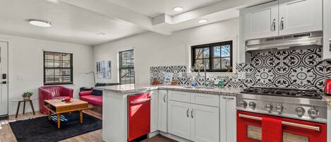 Réfrigérateur, four à micro-ondes, un four, surface de cuisson