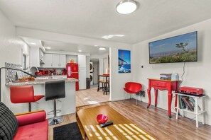 Smart-TV, Bücher, Musikbibliothek, Stereoanlage