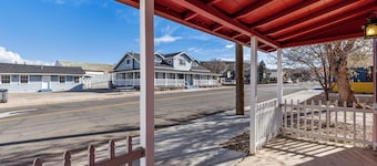 Downtown Burgundy Bungalow w/Fully Fenced Yard, AC, W/D, 3 Smart TVs, WiFi