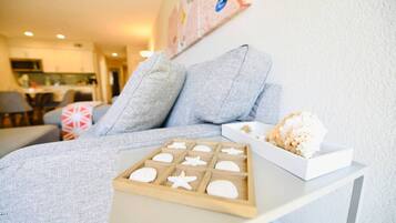 Smart TV, chimenea, videojuegos y libros