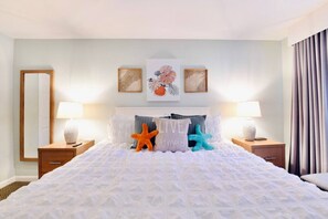 1 soverom, skrivebord, strykejern/-brett og reiseseng for barn