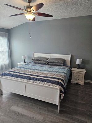 3 soverom, skrivebord, strykejern/-brett og wi-fi