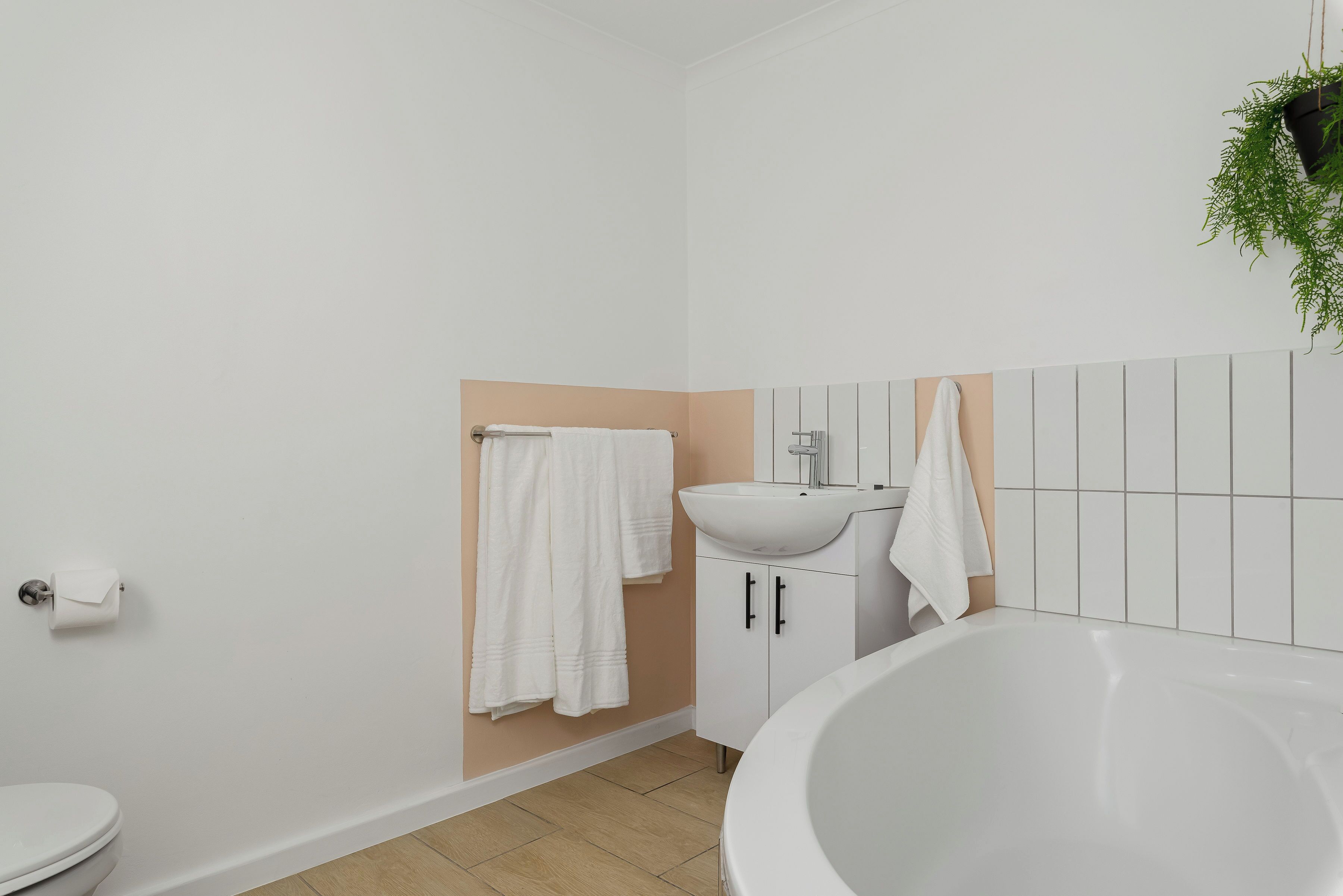 Un baño con inodoro, lavamanos y bañera.