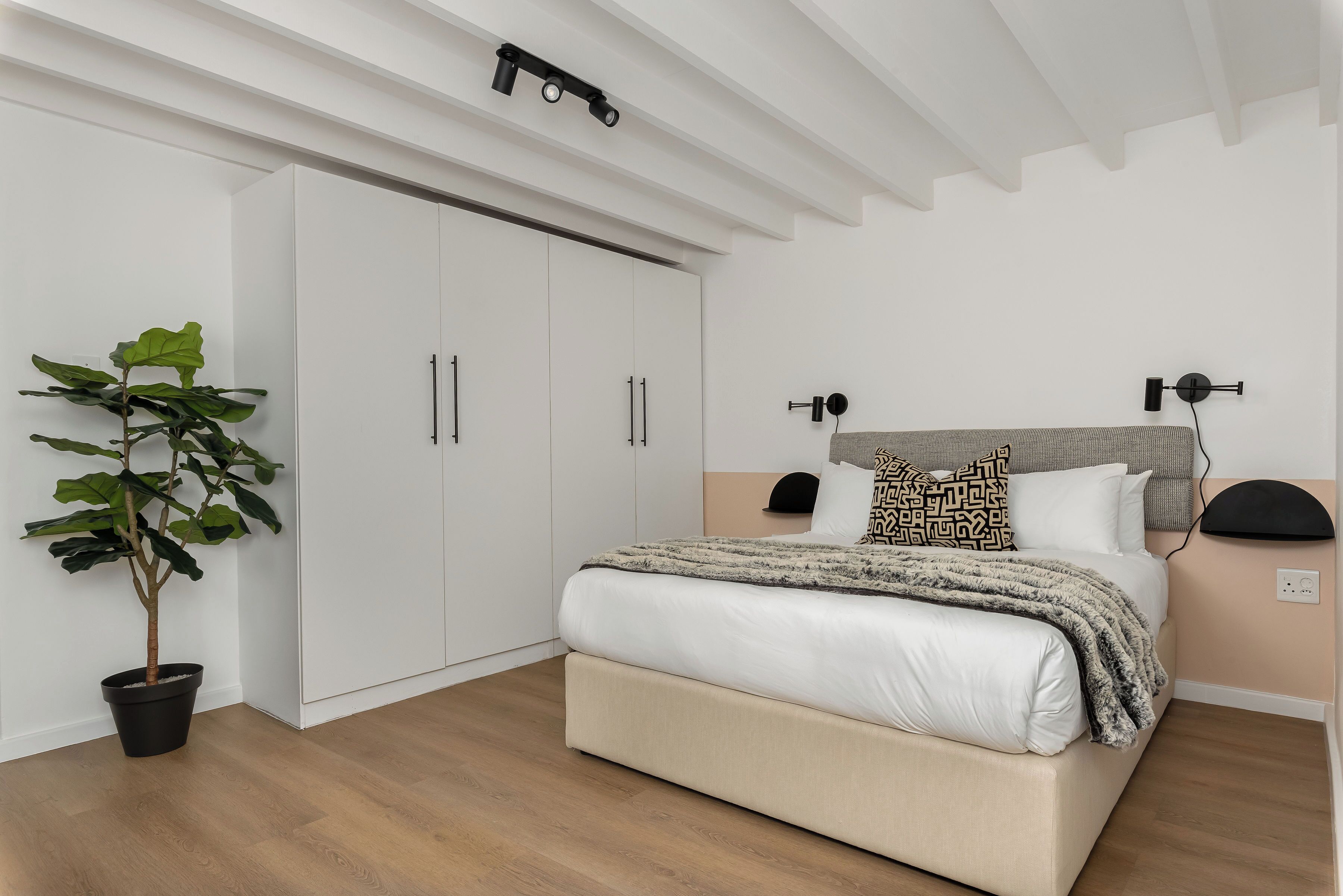Classic Apartment | Desk, laptop workspace, free WiFi, bed sheets