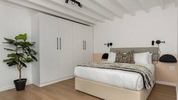 Classic Apartment | Desk, laptop workspace, free WiFi, bed sheets
