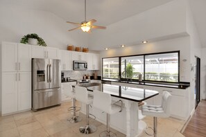 Fridge, microwave, oven, stovetop - Salt Water Pool 15 min to Beach and a Cooks Dream! (Port St. Lucie)