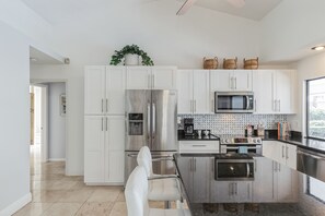 Fridge, microwave, oven, stovetop - Salt Water Pool 15 min to Beach and a Cooks Dream! (Port St. Lucie)