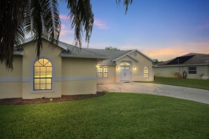 Exterior - Salt Water Pool 15 min to Beach and a Cooks Dream! (Port St. Lucie)