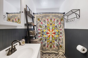 Towels, soap, toilet paper - Cozy Getaway with all the Charm! (Miami)