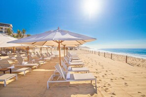 Ubicación a pie de playa, tumbonas y toallas de playa