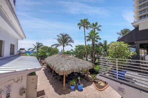 Terrace/patio - Beachfront 2-bedroom condo directly on  the beach -last minute special rates  (Fort Lauderdale)