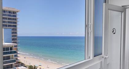 Beachfront 2-bedroom condo directly on the beach -last minute special rates