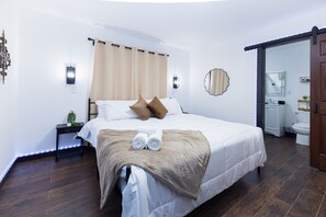 6 bedrooms, desk, WiFi, bed sheets - Flagship Park - 10 Mins to Everything! (Kansas City)