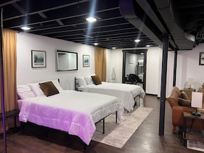 7 bedrooms, desk, WiFi, bed sheets