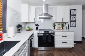 Køleskab, mikrobølgeovn, ovn, kogeplade